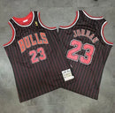 Regata NBA Chicago Bulls Retrô 1997 - 1998 Mitchell & Ness Authentic Jordan 23 - Preta