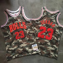 Regata NBA Chicago Bulls Retrô 1997-1998 Mitchell & Ness Authentic Jordan 23 - Camuflada